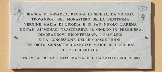 Targa commemorativa della concessione delle “consuetidini” da parte della Regina Bianca di Navarra.